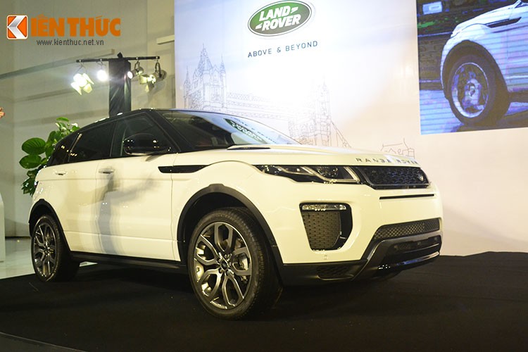 Mẫu SUV hạng sang cỡ nhỏ  Land Rover Evoque 2016 được thay đổi một chút về thiết kế ngoại thất kèm theo những trang bị tiện ích công nghệ mới đem lại trải nghiệm hoàn toàn mới cho khách hàng Việt.